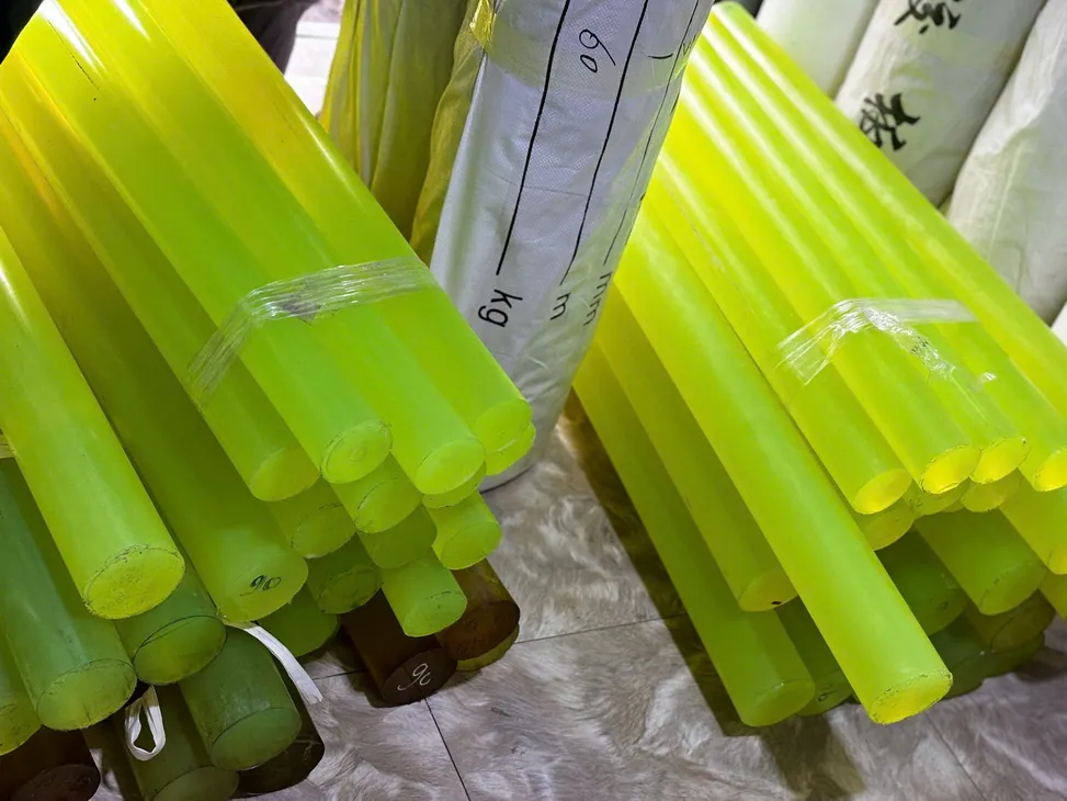 Nhựa PU cây tròn đặc phi 95 mm — mau xanh